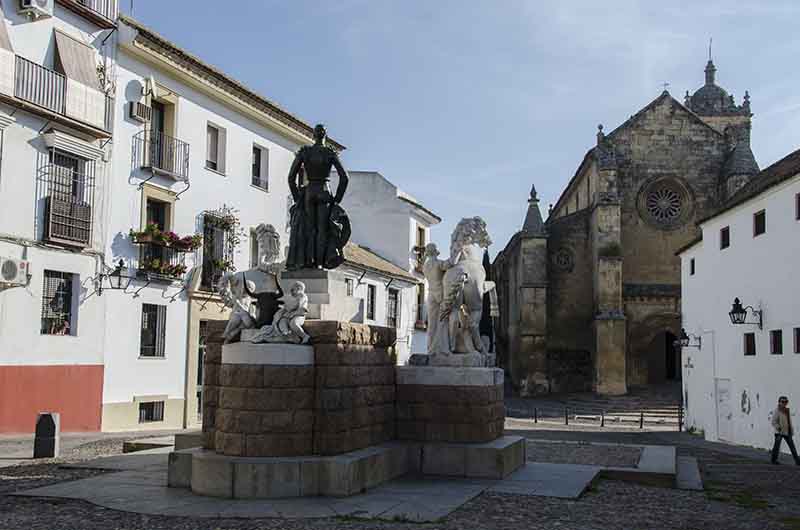 Córdoba 219 - plaza Conde de Priego y monumento a Manolete.jpg